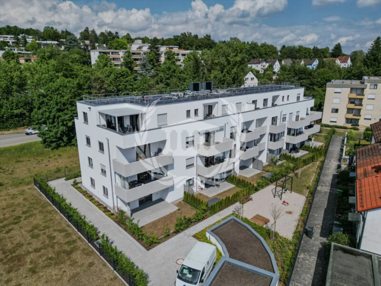 Fertiggestelltes Mehrfamilienhaus mit Tiefgarage in Regensburg — Neubau von OLYMP Haus